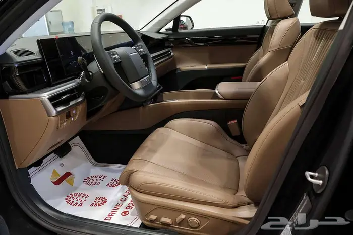 الفخامة المتنقلة اكتشف أزيرا إكسكلوسف 2025 من صالح للسيارات 14