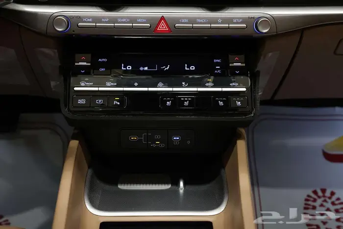 الفخامة المتنقلة اكتشف أزيرا إكسكلوسف 2025 من صالح للسيارات 17