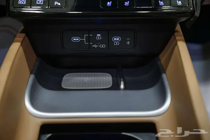 الفخامة المتنقلة اكتشف أزيرا إكسكلوسف 2025 من صالح للسيارات 19