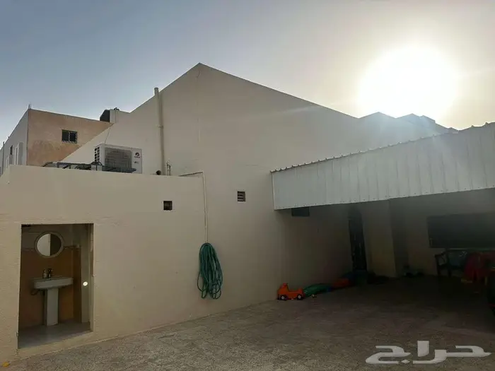 دور ارضي للبيع بحي الجنادريه 0