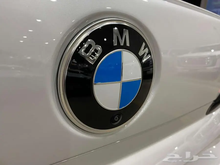 بي ام دبليو 735i 2025 ابيض داخل احمر الفئة السابعة خليجي 24
