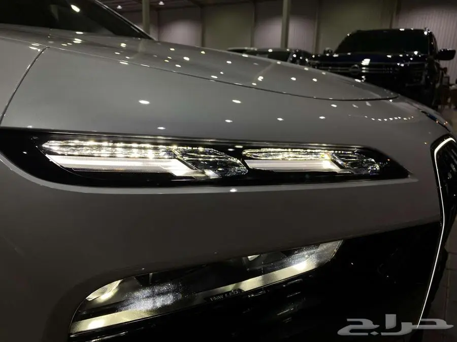 بي ام دبليو 735i 2025 ابيض داخل احمر الفئة السابعة خليجي 17