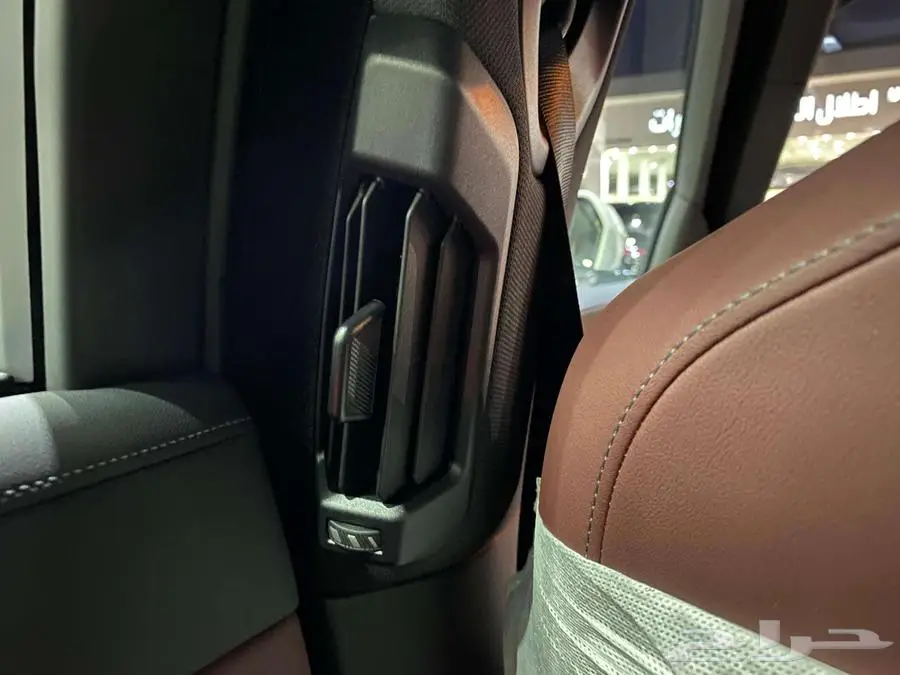 بي ام دبليو 735i 2025 ابيض داخل احمر الفئة السابعة خليجي 39