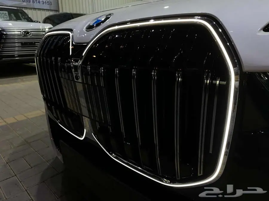 بي ام دبليو 735i 2025 ابيض داخل احمر الفئة السابعة خليجي 16