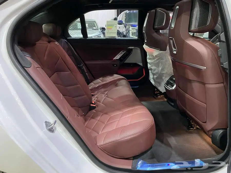 بي ام دبليو 735i 2025 ابيض داخل احمر الفئة السابعة خليجي 58