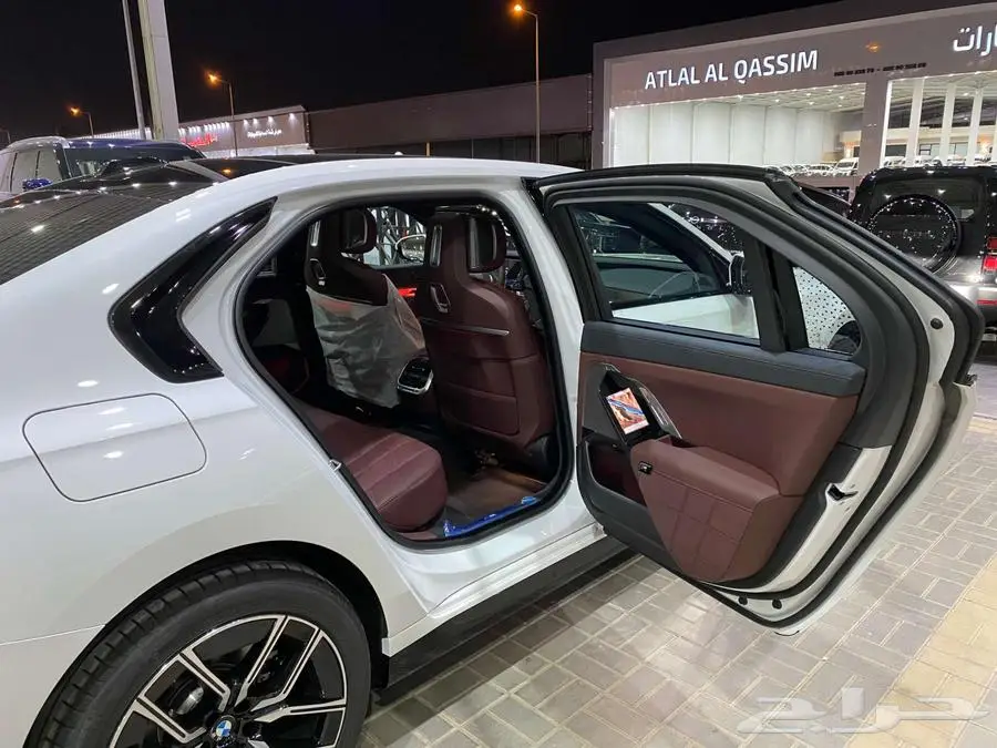 بي ام دبليو 735i 2025 ابيض داخل احمر الفئة السابعة خليجي 57