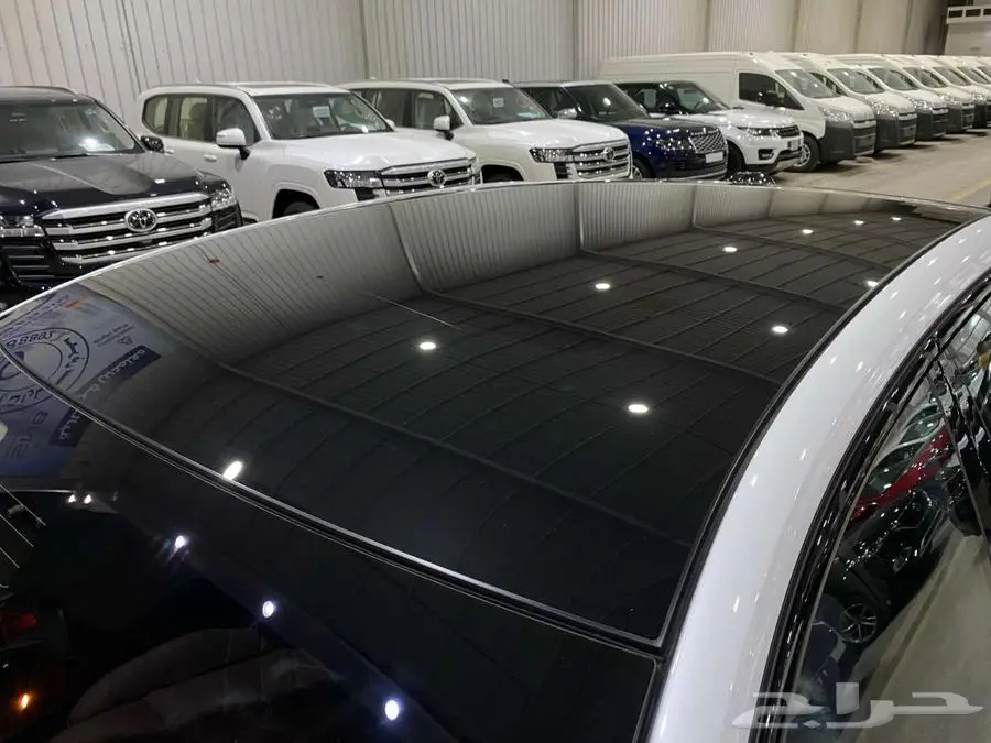 بي ام دبليو 735i 2025 ابيض داخل احمر الفئة السابعة خليجي 30