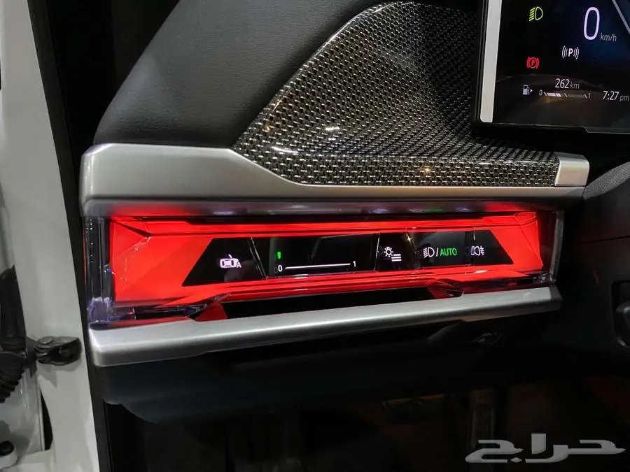 بي ام دبليو 735i 2025 ابيض داخل احمر الفئة السابعة خليجي 37