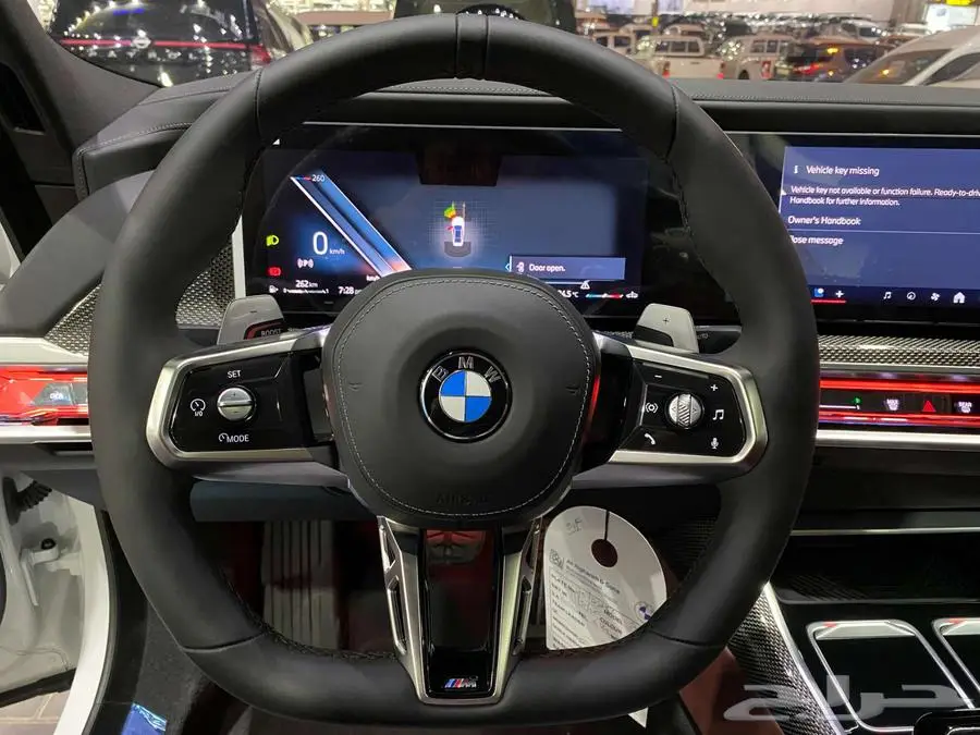 بي ام دبليو 735i 2025 ابيض داخل احمر الفئة السابعة خليجي 43