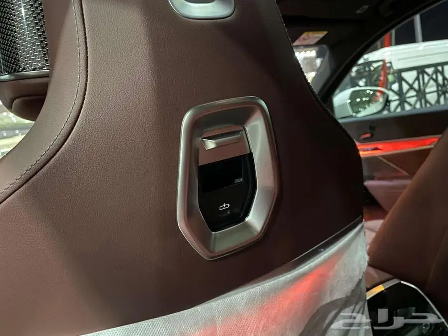 بي ام دبليو 735i 2025 ابيض داخل احمر الفئة السابعة خليجي 41