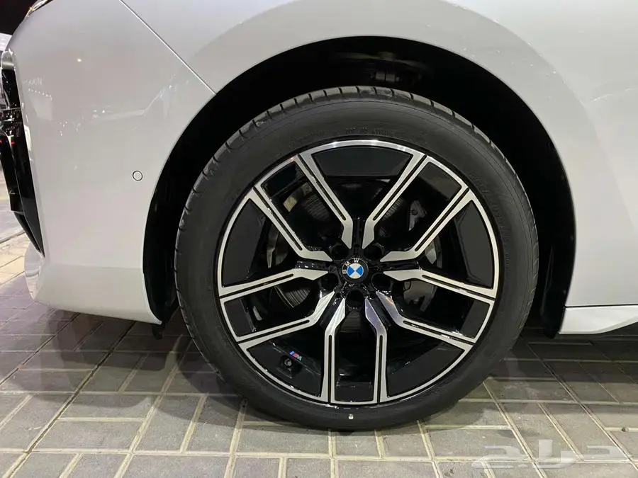 بي ام دبليو 735i 2025 ابيض داخل احمر الفئة السابعة خليجي 25