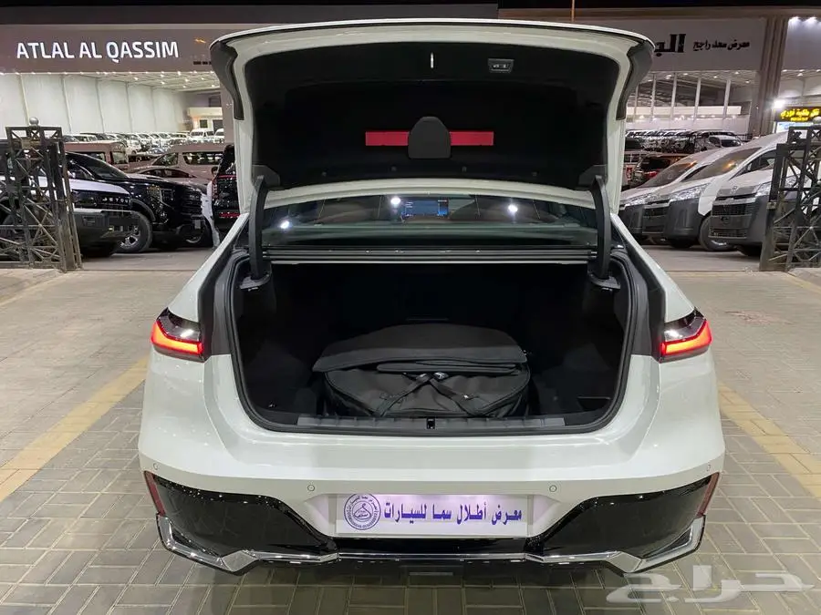 بي ام دبليو 735i 2025 ابيض داخل احمر الفئة السابعة خليجي 13