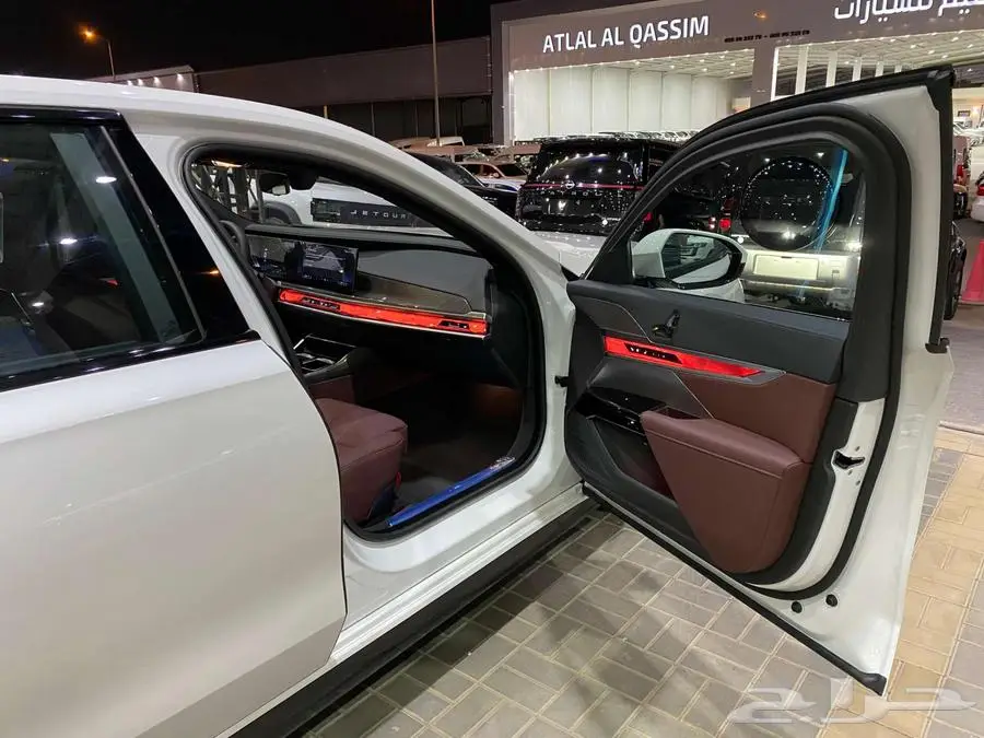 بي ام دبليو 735i 2025 ابيض داخل احمر الفئة السابعة خليجي 61