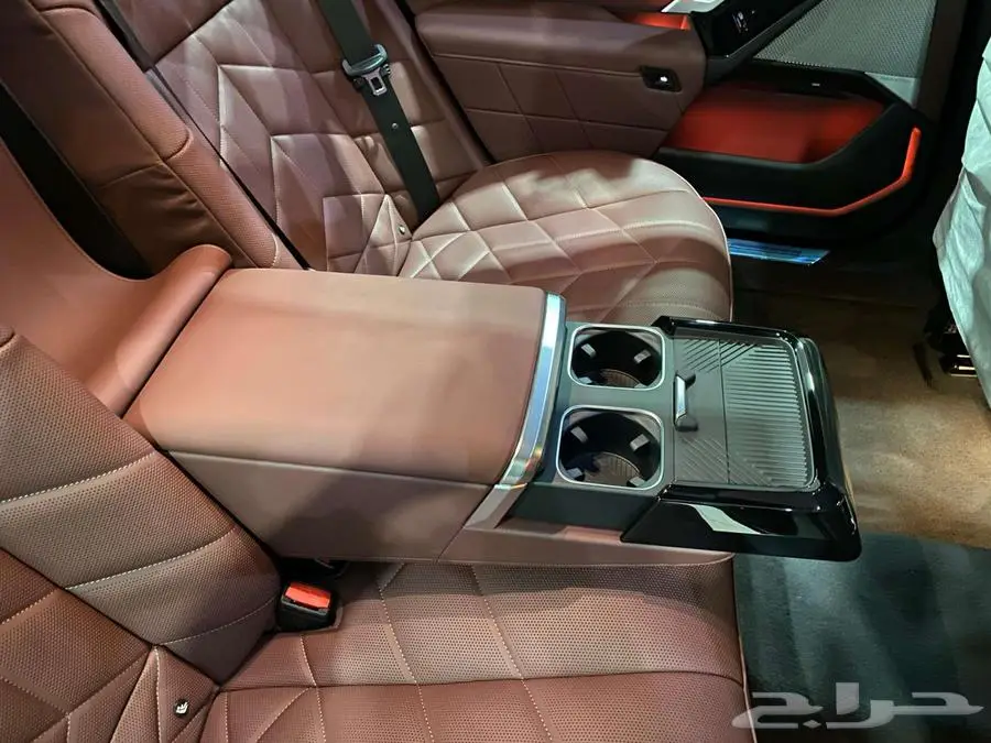 بي ام دبليو 735i 2025 ابيض داخل احمر الفئة السابعة خليجي 55