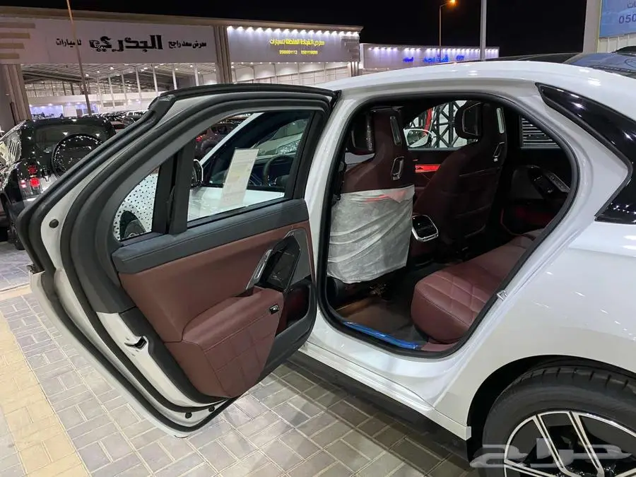 بي ام دبليو 735i 2025 ابيض داخل احمر الفئة السابعة خليجي 45