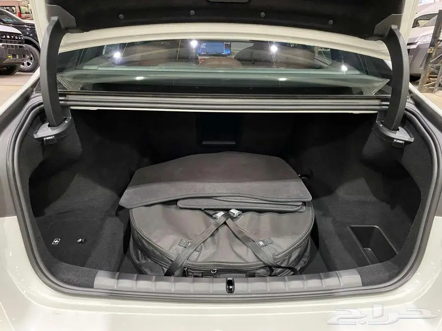بي ام دبليو 735i 2025 ابيض داخل احمر الفئة السابعة خليجي 8