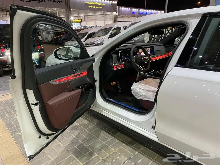 بي ام دبليو 735i 2025 ابيض داخل احمر الفئة السابعة خليجي 40