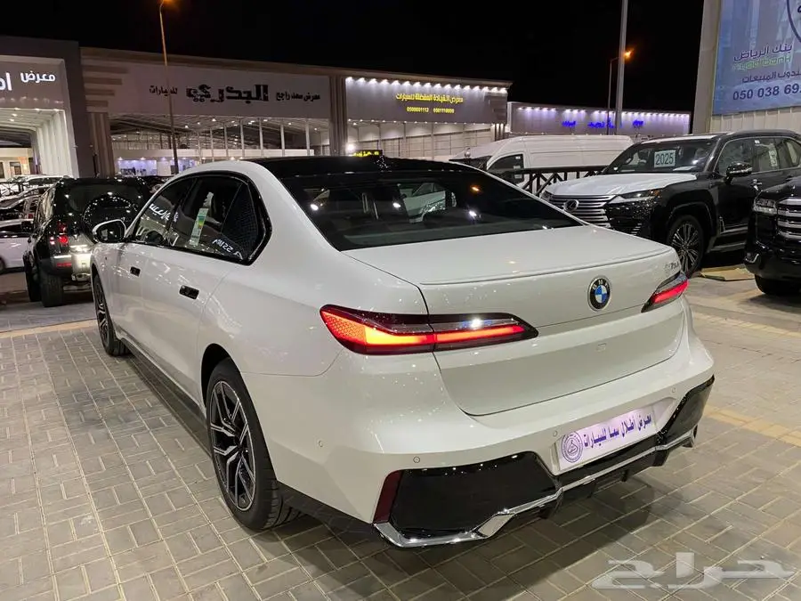 بي ام دبليو 735i 2025 ابيض داخل احمر الفئة السابعة خليجي 23