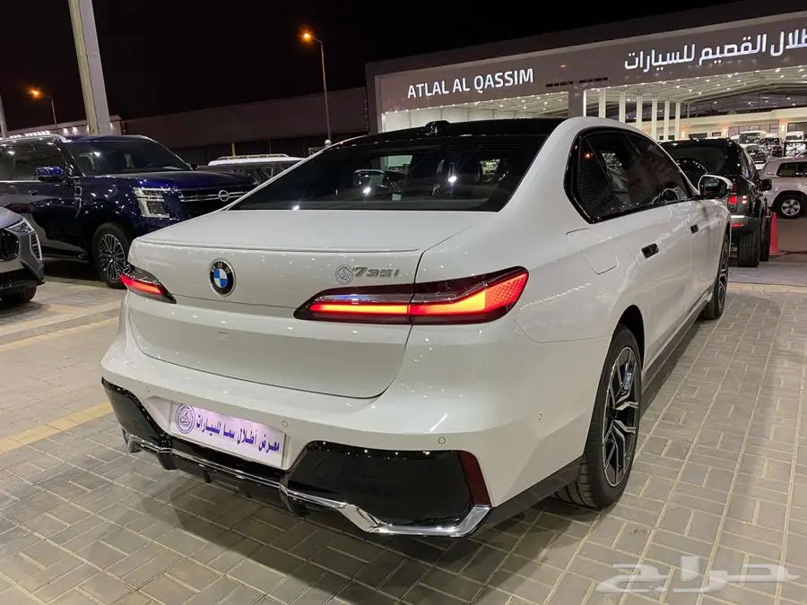 بي ام دبليو 735i 2025 ابيض داخل احمر الفئة السابعة خليجي 19