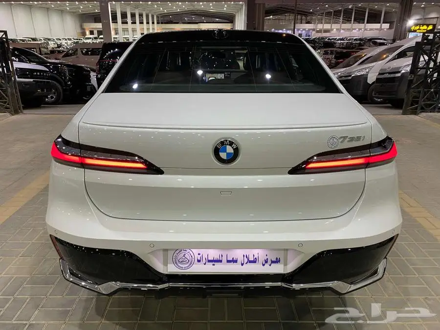 بي ام دبليو 735i 2025 ابيض داخل احمر الفئة السابعة خليجي 18