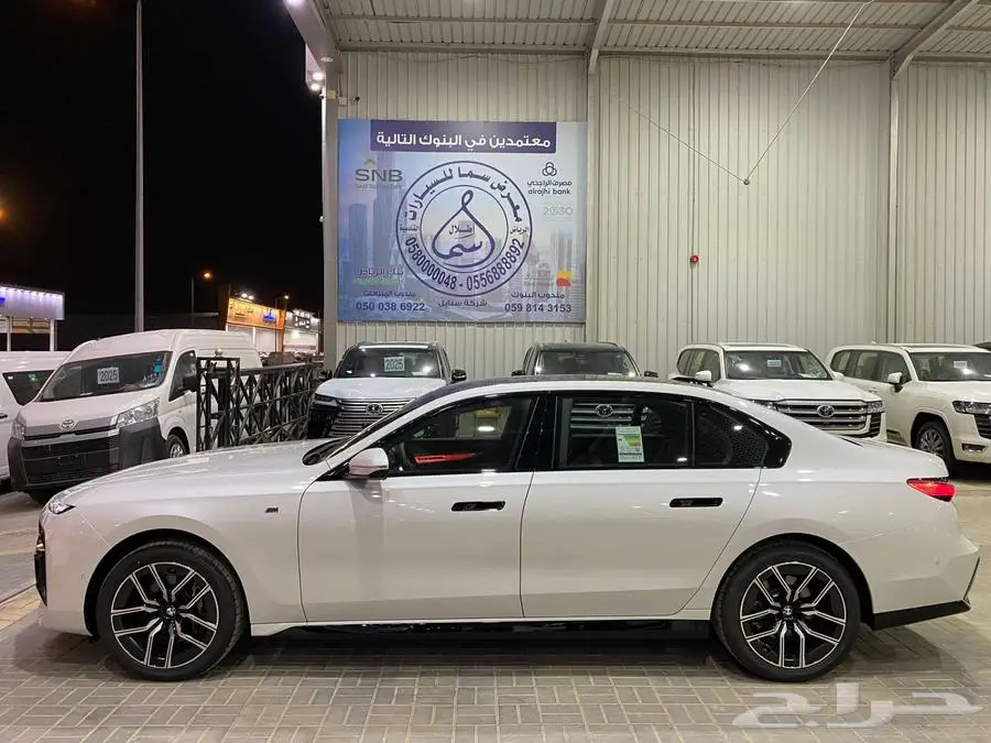 بي ام دبليو 735i 2025 ابيض داخل احمر الفئة السابعة خليجي 27