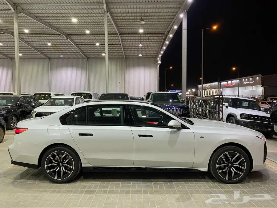 بي ام دبليو 735i 2025 ابيض داخل احمر الفئة السابعة خليجي 28