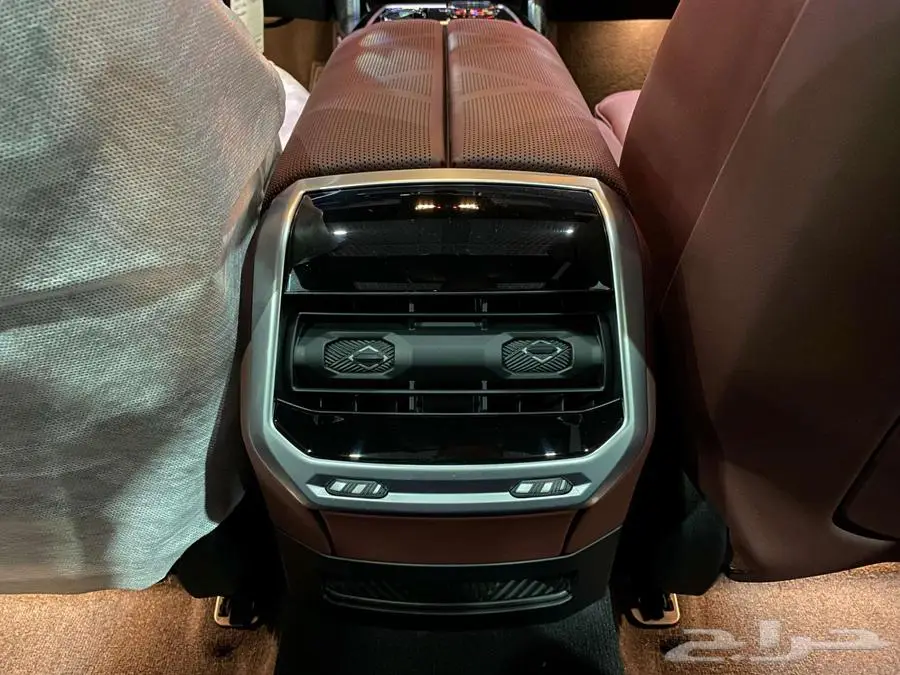 بي ام دبليو 735i 2025 ابيض داخل احمر الفئة السابعة خليجي 51