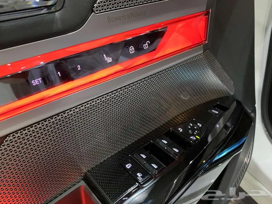 بي ام دبليو 735i 2025 ابيض داخل احمر الفئة السابعة خليجي 46