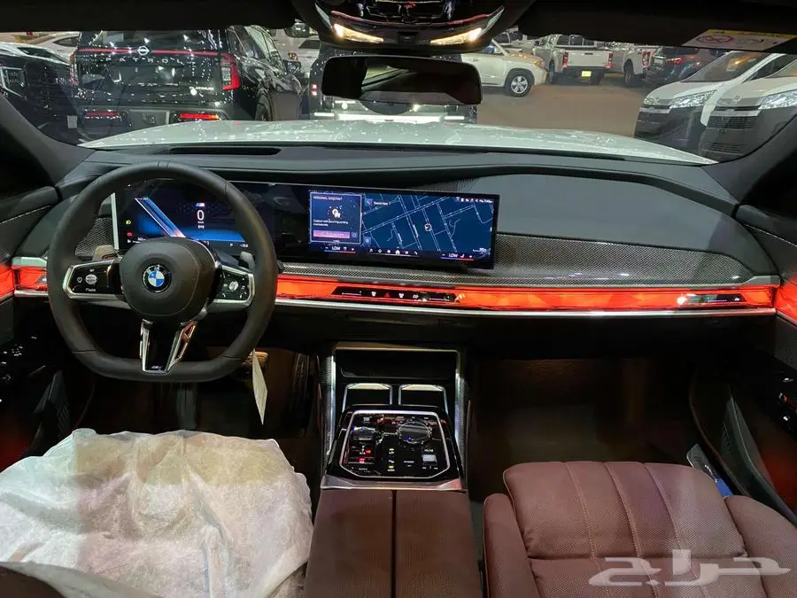 بي ام دبليو 735i 2025 ابيض داخل احمر الفئة السابعة خليجي 54