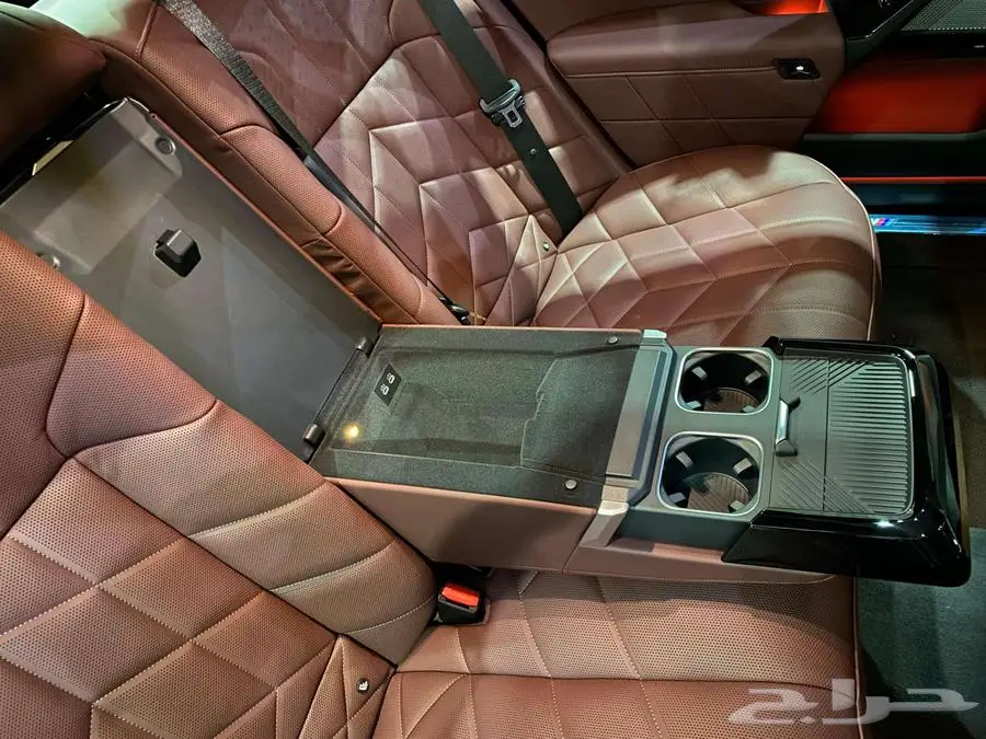 بي ام دبليو 735i 2025 ابيض داخل احمر الفئة السابعة خليجي 59