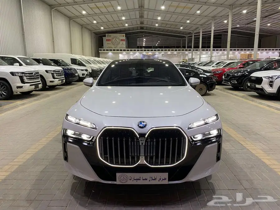 بي ام دبليو 735i 2025 ابيض داخل احمر الفئة السابعة خليجي 0