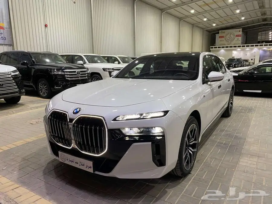 بي ام دبليو 735i 2025 ابيض داخل احمر الفئة السابعة خليجي 6