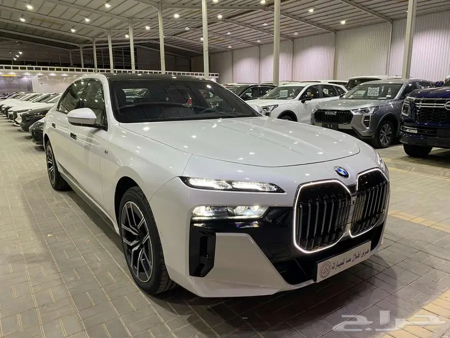 بي ام دبليو 735i 2025 ابيض داخل احمر الفئة السابعة خليجي 7