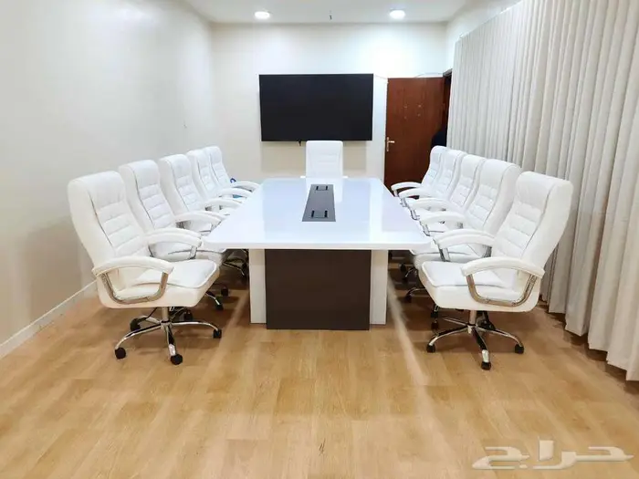 طاولة اجتماعات فاخرة طويلة باللون الأبيض مع كراسي مريحة 0