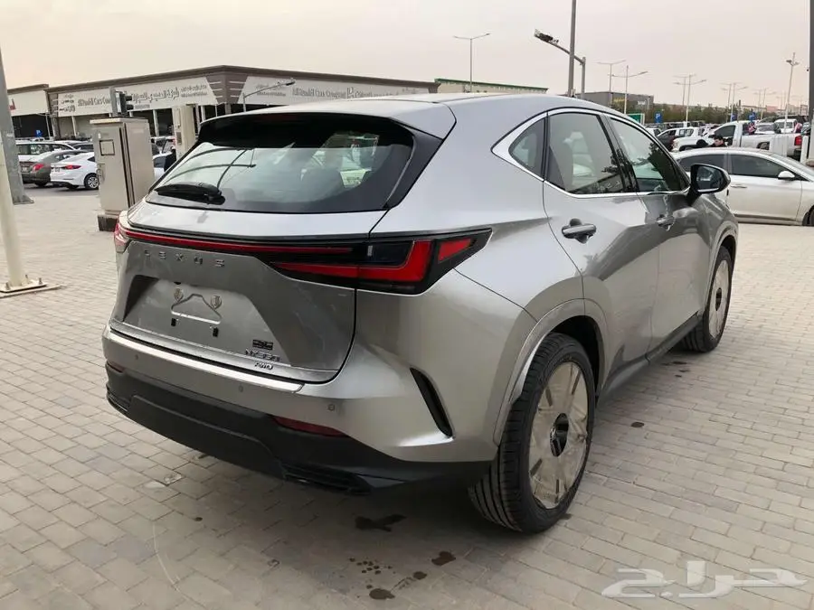 لكزس NX 350 AA 2025 تيتانيوم داخلي احمر 12