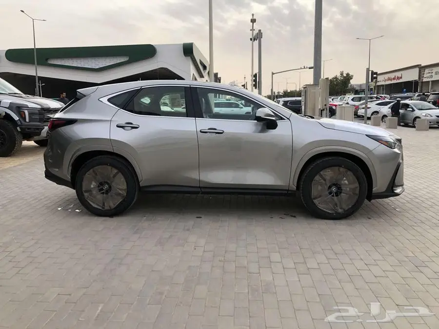 لكزس NX 350 AA 2025 تيتانيوم داخلي احمر 4