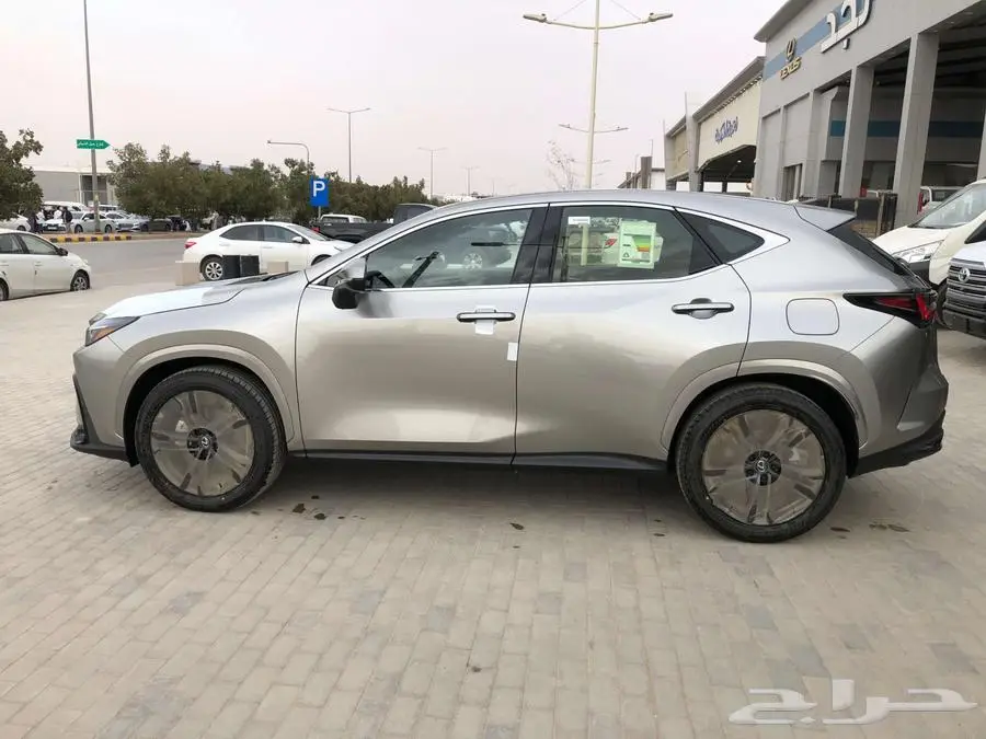 لكزس NX 350 AA 2025 تيتانيوم داخلي احمر 3
