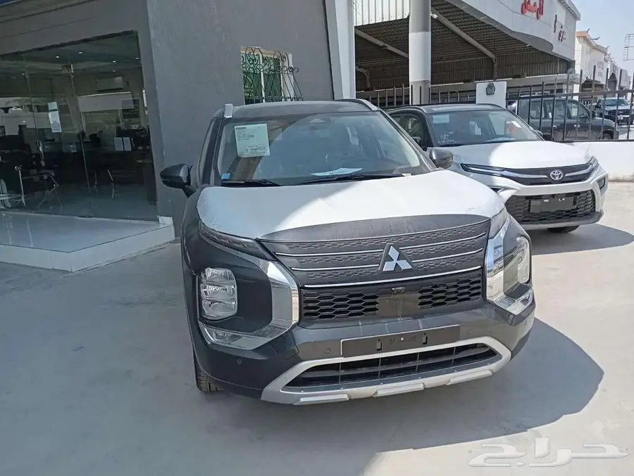 ميتسوبيشي اوتلاندر نص فل ابيض ورصاصي لدينا 2025 سعودي 5