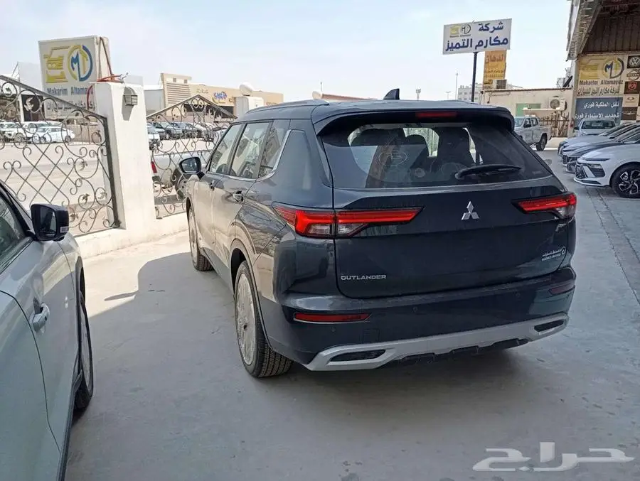 ميتسوبيشي اوتلاندر نص فل ابيض ورصاصي لدينا 2025 سعودي 3