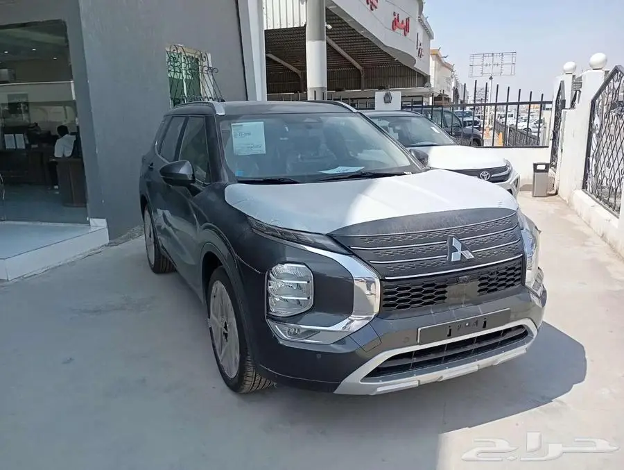 ميتسوبيشي اوتلاندر نص فل ابيض ورصاصي لدينا 2025 سعودي 0