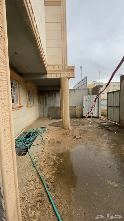 للبيع عماره مكونه من فلتين واربع شقق في حي السلام ابها 26