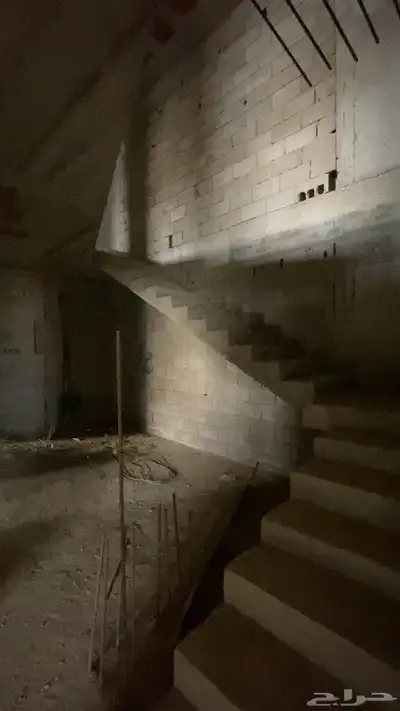 للبيع عماره مكونه من فلتين واربع شقق في حي السلام ابها 19