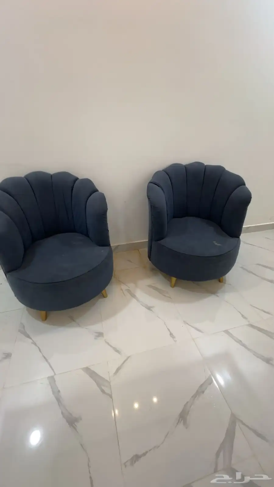 للبيع كنب من 4 قطع مع طاوله وخدماته و2 كمدينه و1 مرايا 3