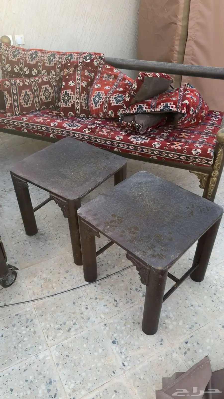 كراسي كويتيه وطاوله مع جلساتهم وغطى حمايه من المطر وشمس 4