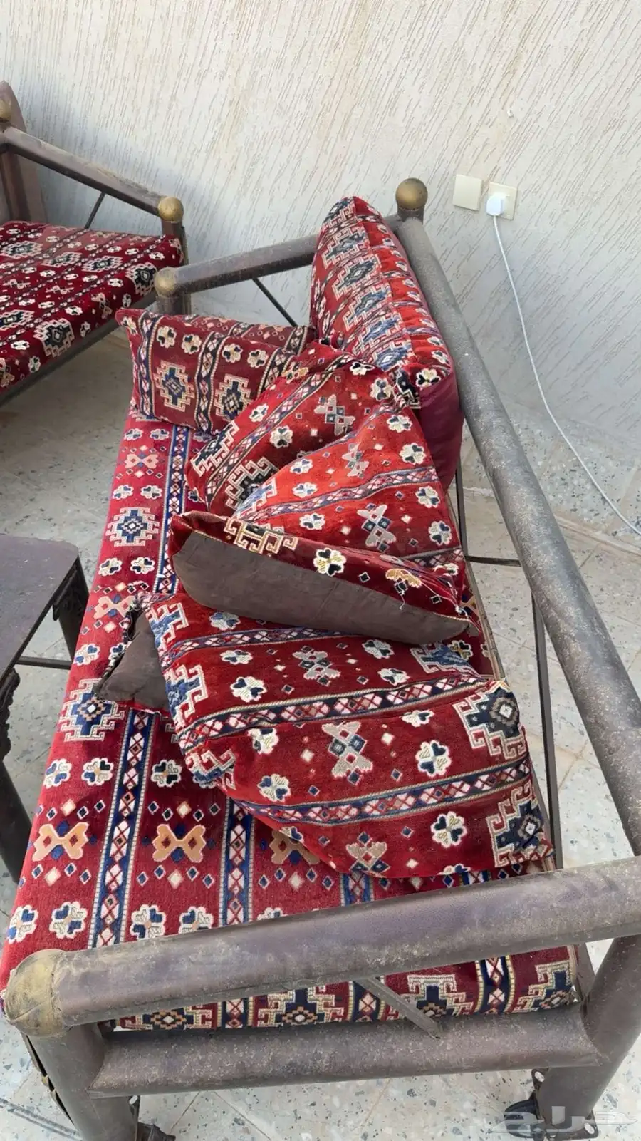 كراسي كويتيه وطاوله مع جلساتهم وغطى حمايه من المطر وشمس 1