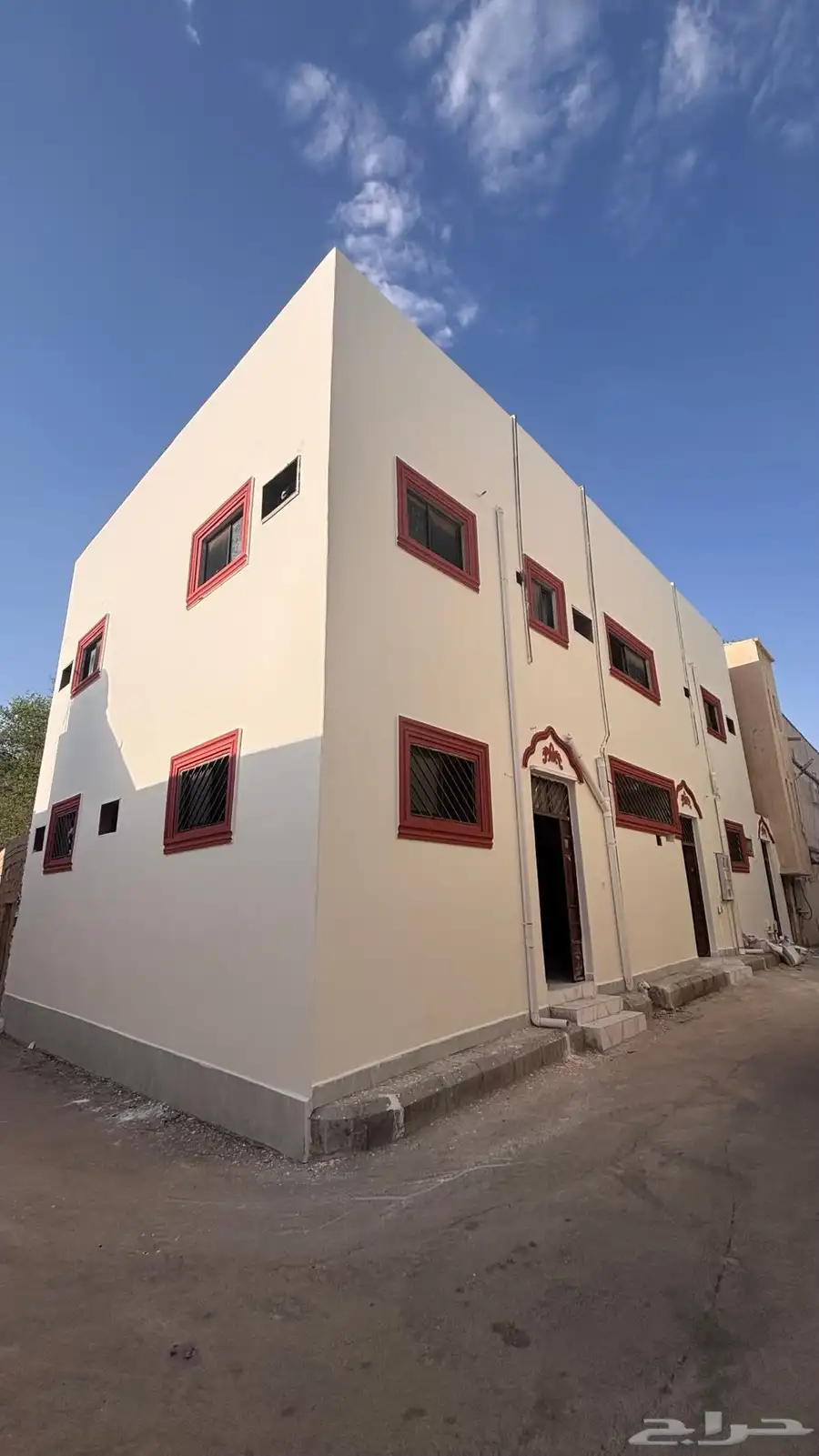 للبيع عمارة سكنية فيها ثلاث شقق بحي السادة 0