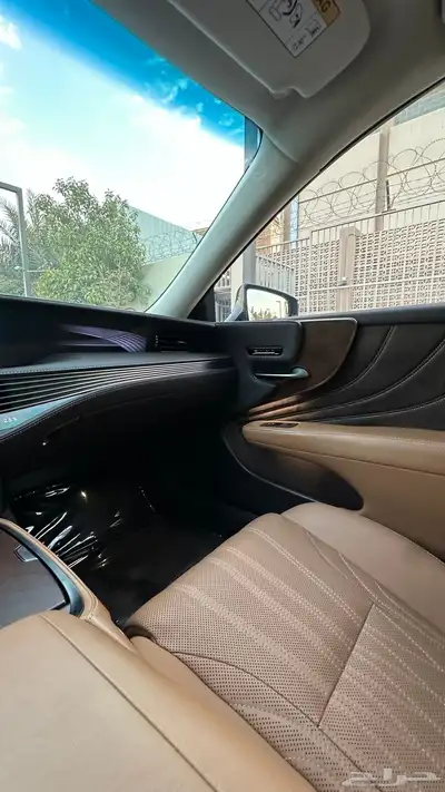 للبيع لكزس LS500h موديل 2020 سعودي 23