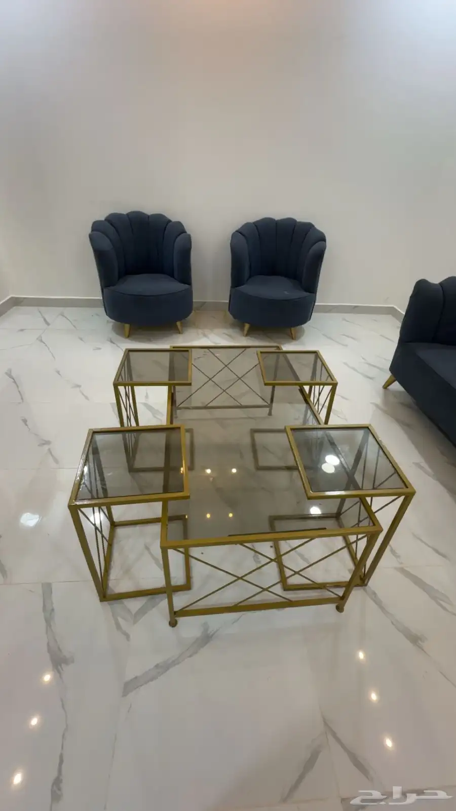 للبيع كنب من 4 قطع مع طاوله وخدماته و2 كمدينه و1 مرايا 1