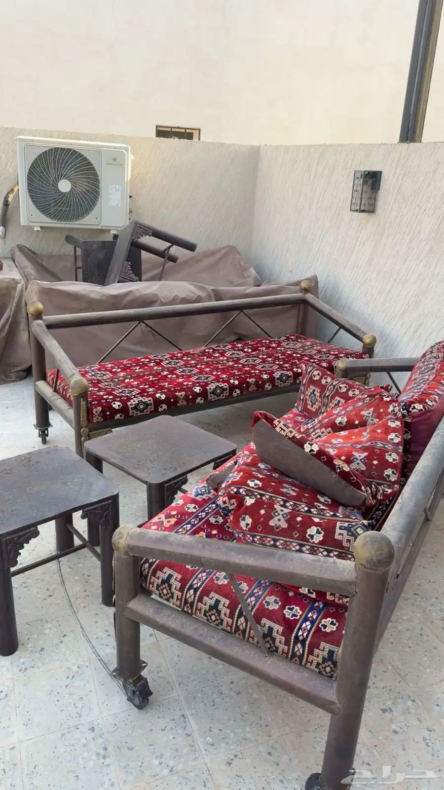 كراسي كويتيه وطاوله مع جلساتهم وغطى حمايه من المطر وشمس 0