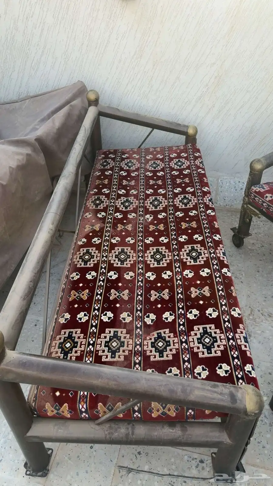 كراسي كويتيه وطاوله مع جلساتهم وغطى حمايه من المطر وشمس 3